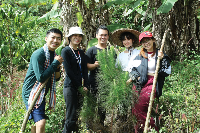 Nguyễn Trí Tâm (giữa) với những người bạn của mình trồng thông và nhiều loại cây rừng khác trên núi Đại Bình