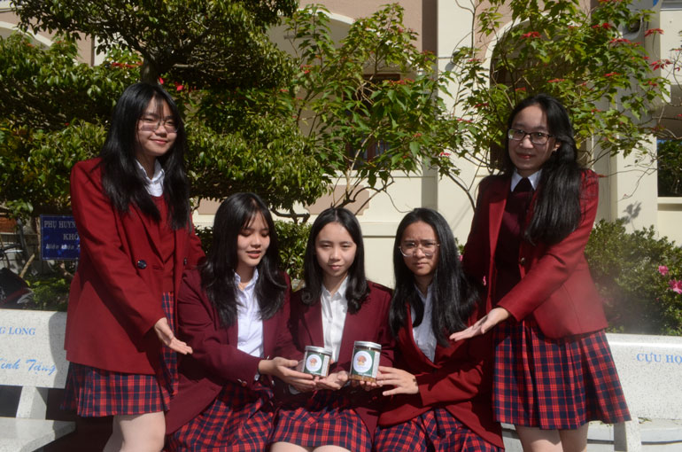 5 cô học trò lớp 12 Lý Trường THPT Chuyên Thăng Long - Đà Lạt với sản phẩm Chà bông Nấm Atisô