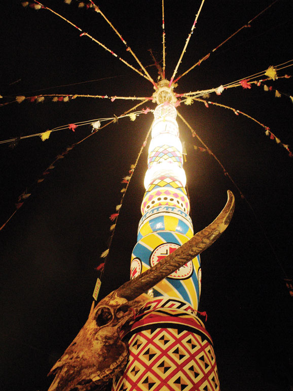 Cặp sừng trâu được đặt vị trí trang trọng trên cây nêu của lễ hội
