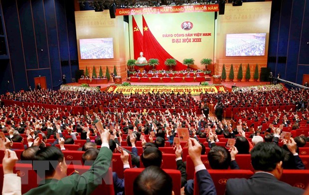 Các đại biểu biểu quyết, thông qua Nghị quyết Đại hội XIII Đảng Cộng sản Việt Nam