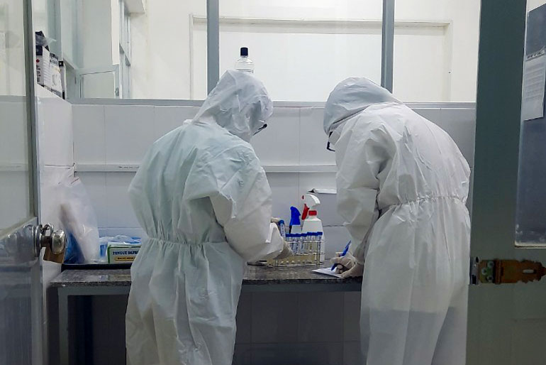 Kỹ thuật viên lấy mẫu về phòng xét nghiệm SARS-CoV-2 của Trung tâm Kiểm soát Bệnh tật Lâm Đồng
