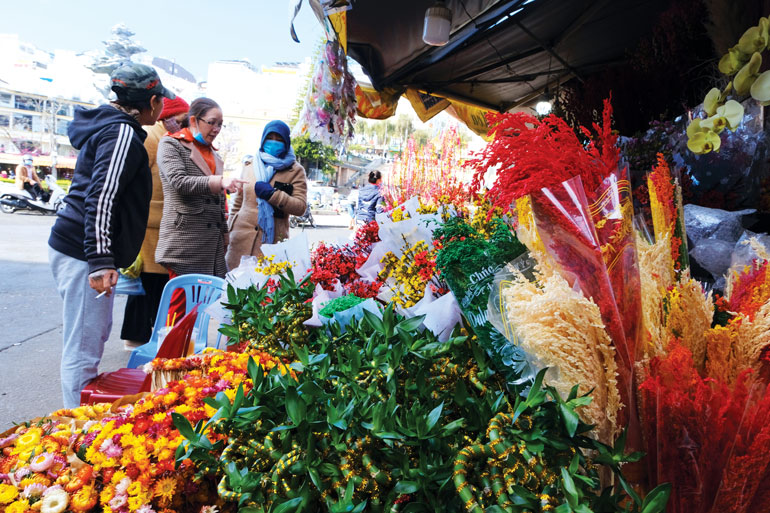 Các loại hoa khô bày bán Tết Tân Sửu năm nay tại các chợ cũng thu hút người dân chọn mua vì giá cả hợp túi tiền, thấp hơn khá nhiều so với mua các cành hoa tươi