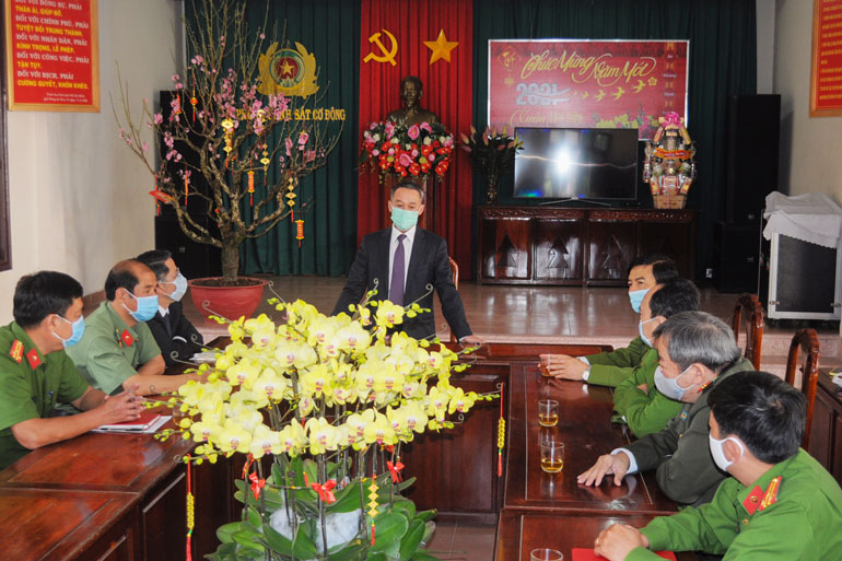 Chủ tịch UBND tỉnh Lâm Đồng Trần Văn Hiệp chúc mừng năm mới và động viên các cán bộ chiến sỹ Phòng Cảnh sát Cơ động Công an tỉnh