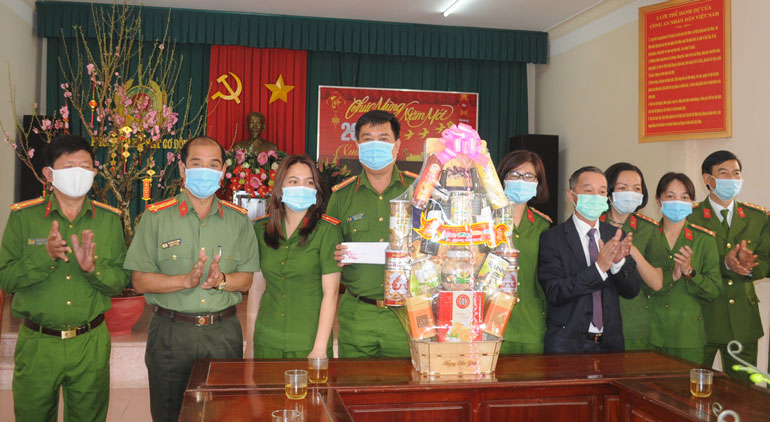Chủ tịch UBND tỉnh Lâm Đồng Trần Văn Hiệp tặng quà tết cho các cán bộ, chiến sỹ Phòng Cảnh sát Cơ động Công an tỉnh