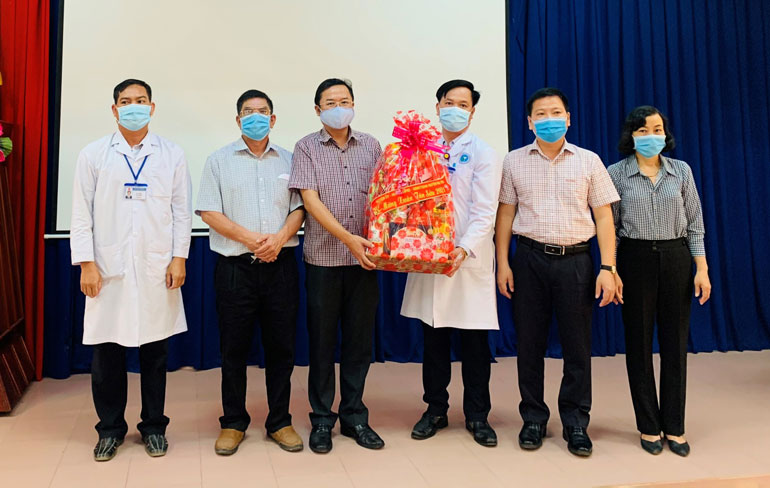Lãnh đạo huyện Đạ Tẻh thăm, tặng quà Trung tâm Y tế huyện