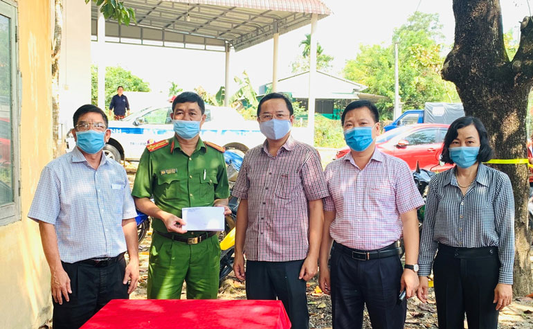 Lãnh đạo huyện Đạ Tẻh tặng quà, động viên tinh thần lực lượng làm nhiệm vụ tại Chốt kiểm soát dịch bệnh tại xã Đạ Kho trên đường tỉnh 721