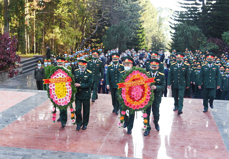 Các đoàn đại biểu dâng hoa trên lễ đài