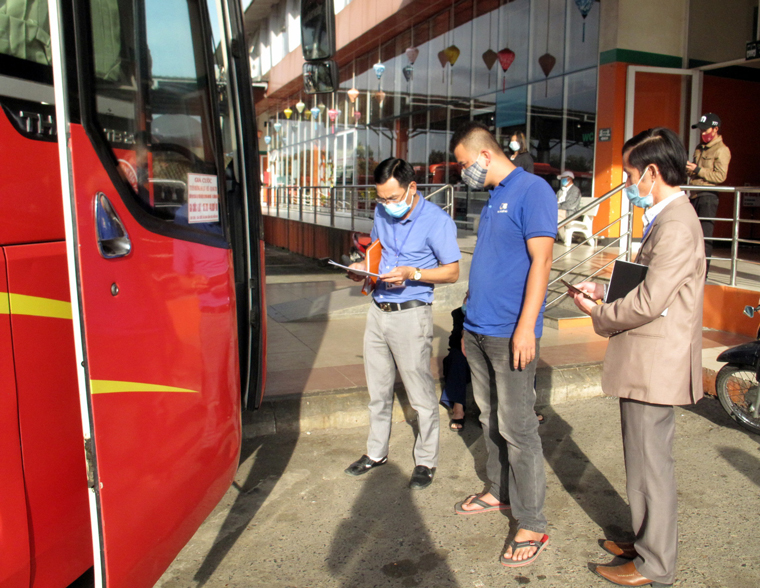 Đoàn kiểm tra công tác phòng chống dịch Covid-19 tỉnh trao đổi thông tin về thực hiện 5K với tài xế tại Bến xe liên tỉnh Đà Lạt