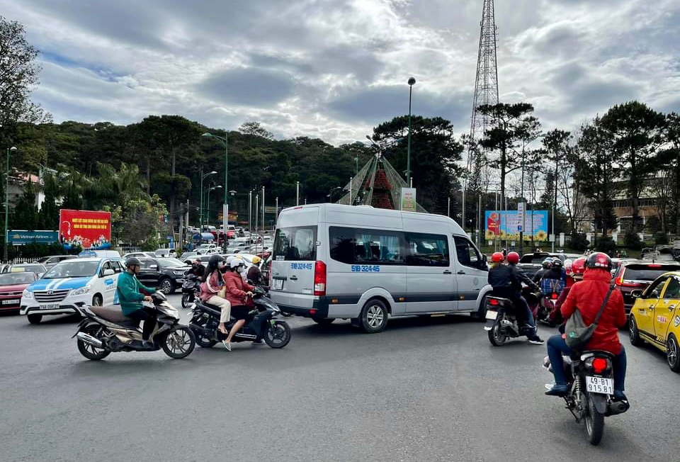 Tuyến đường Ba Tháng Tư- cửa ngõ vào TP Đà Lạt thường xảy ra ùn tắc cục bộ khi lượng xe đổ về quá lớn