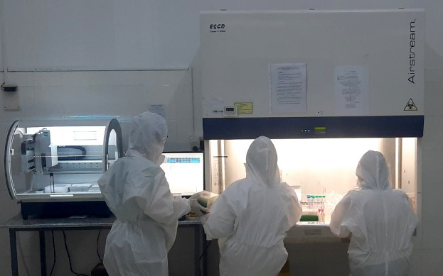 Kỹ thuật viên xét nghiệm SARS-CoV-2 tại Trung tâm Kiểm soát Bệnh tật Lâm Đồng