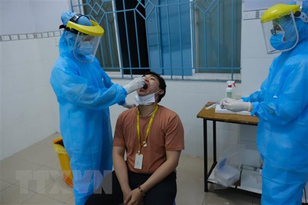 Nhân viên y tế quận Bình Thạnh lấy mẫu xét nghiệm cho người làm việc tại sân bay Tân Sơn Nhất, tối 7/2