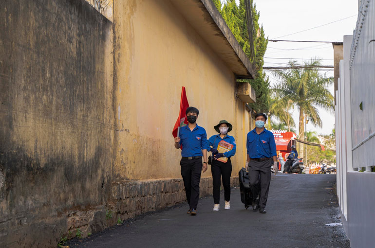 Thanh niên tình nguyện “đi từng ngõ, gõ cửa từng nhà” tuyên truyền phòng chống dịch Covid-19