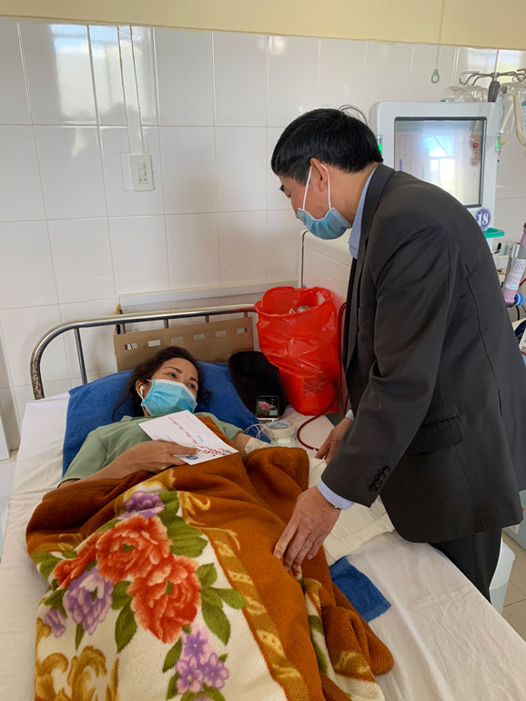Ông Đậu Tú Lan - Bí thư Đảng ủy, Giám đốc Bảo hiểm Xã hội tỉnh Lâm Đồng, thăm hỏi và tặng quà cho các bệnh nhân bảo hiểm y tế có hoàn cảnh khó khăn, đang điều trị tại Bệnh viện Đa khoa tỉnh Lâm Đồng
