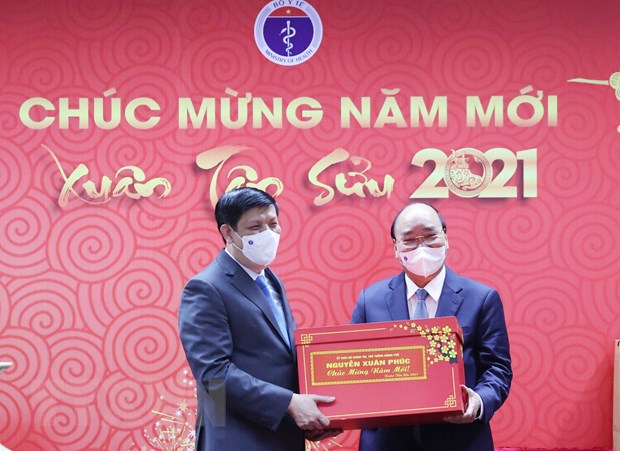 Thủ tướng Nguyễn Xuân Phúc tặng quà Tết cho Bộ Y tế