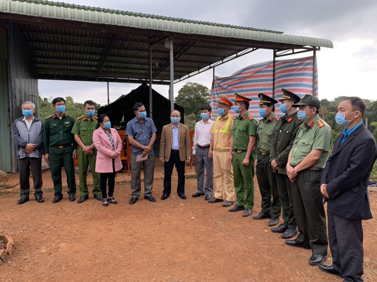 Đoàn công tác huyện Di Linh thăm tặng quà cho cán bộ tại chốt kiểm soát dịch Covid-19 trên địa bàn huyện
