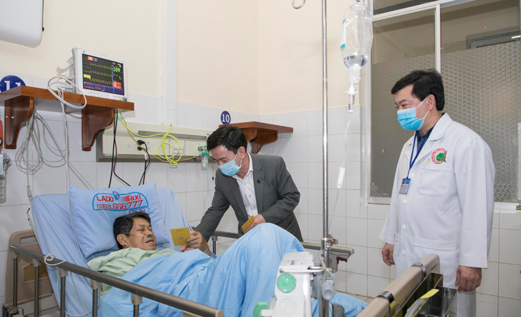Lãnh đạo tỉnh thăm, tặng quà tại Bệnh viện Đa khoa Lâm Đồng