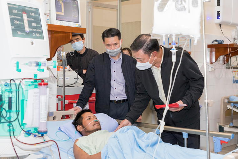 Trường Ban Tuyên giáo Tỉnh uỷ Lâm Đồng Bùi Thắng tặng quà, động viên bệnh nhân nghèo đang điều trị nội trú tại Bệnh viện