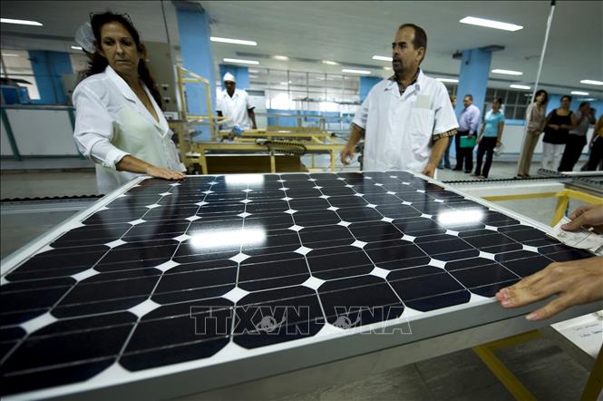 Công nhân sản xuất tấm năng lượng mặt trời tại nhà máy ở Pinar del Rio, Cuba