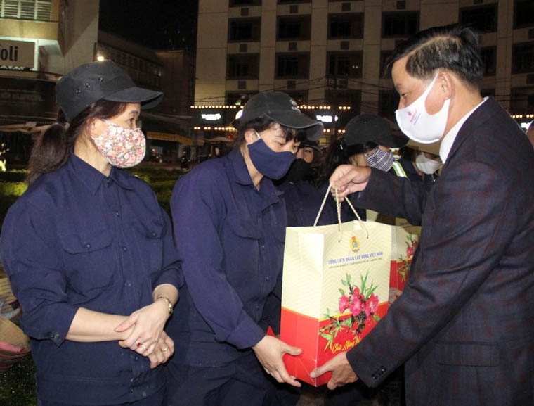 Đồng chí Trần Đức Quận trao quà cho các công nhân