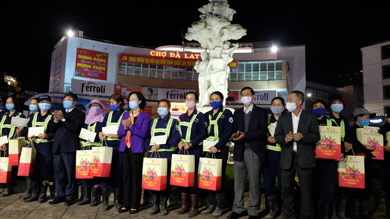 Trưởng ban Dân vận Trung ương Trương Thị Mai và lãnh đạo tỉnh Lâm Đồng chụp hình lưu niệm với các công nhân