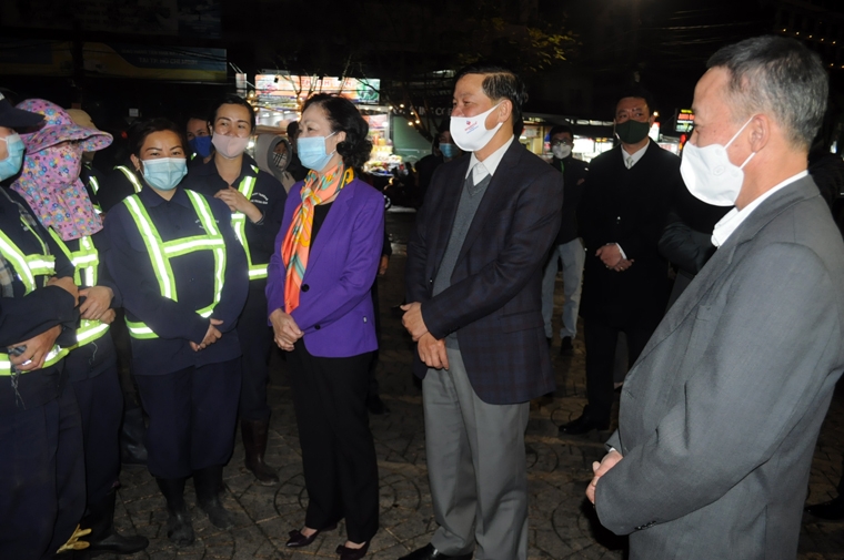Đồng chí Trương Thị Mai và lãnh đạo tỉnh Lâm Đồng hỏi thăm, động viên và trò chuyện với các công nhân