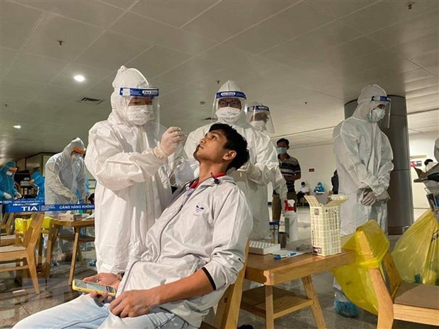 Nhân viên y tế lấy mẫu xét nghiệm cho người làm việc tại sân bay Tân Sơn Nhất