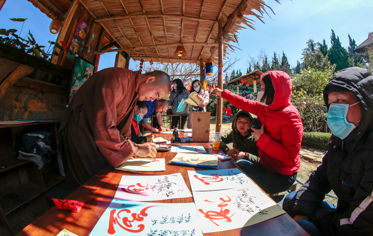Người dân tới chùa xin chữ ngày đầu năm tại một ngôi chùa trên địa bàn TP Đà Lạt
