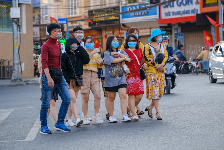 Một nhóm du khách từ TP Hồ Chí Minh lên Đà Lạt chơi xuân chấp hành nghiêm túc đeo khẩu trang phòng chống dịch Covid-19
