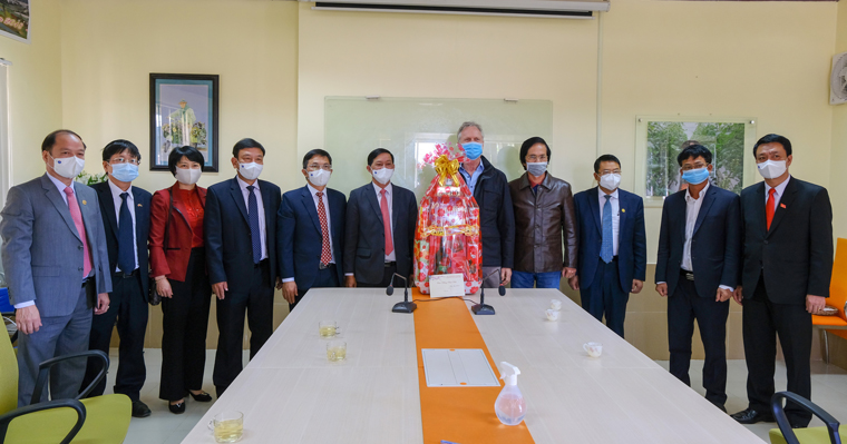 Đồng chí Trần Đức Quận - Bí thư Tỉnh ủy Lâm Đồng dẫn đầu đoàn công tác thăm, tặng quà lãnh đạo, công nhân Công ty TNHH Dalat Hasfarm