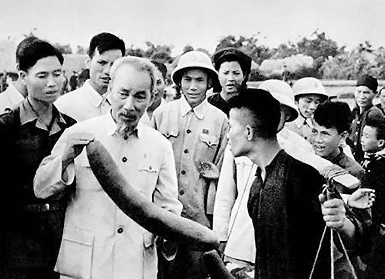 Sinh thời Chủ tịch Hồ Chí Minh luôn gần gũi với Nhân dân. Ảnh: Tư liệu