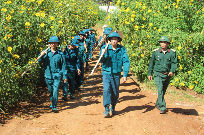 Ban CHQS huyện Đơn Dương cùng phối hợp với lực lượng dân quân tự vệ của các xã, thị trấn trên địa bàn toàn huyện ra quân làm công tác dân vận