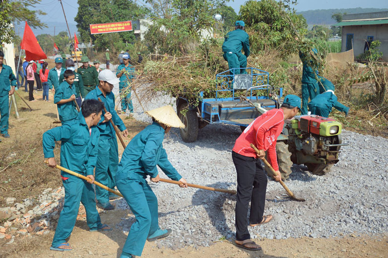 Ban CHQS huyện Đơn Dương cùng phối hợp với lực lượng dân quân tự vệ của các xã, thị trấn trên địa bàn toàn huyện ra quân làm công tác dân vận
