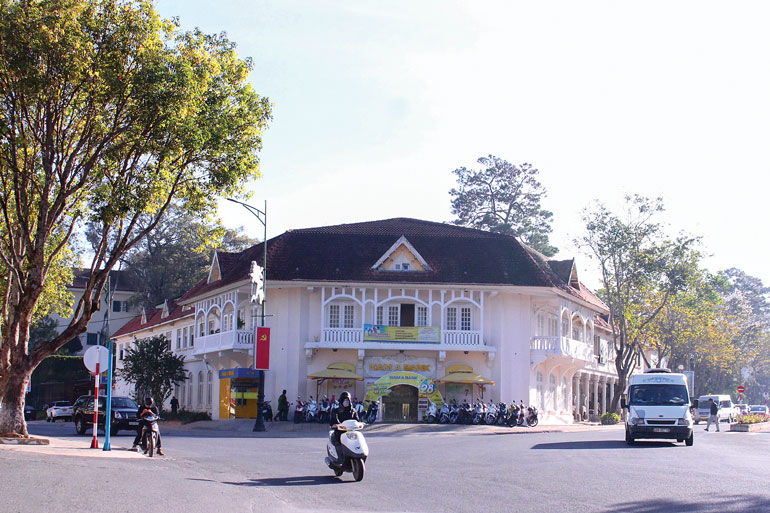 Căn nhà Poinsard & Veyre, nơi từng in dấu văn sĩ Nhất Linh, nay là trụ sở Ngân hàng Nam Á, Chi nhánh Lâm Đồng (số 4, đường Trần Phú), trước Hotel du Parc