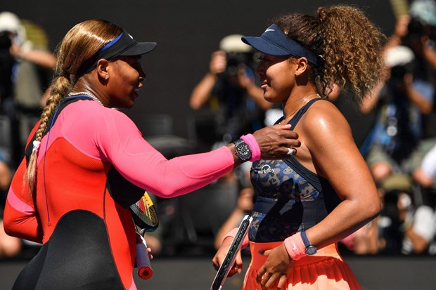 Osaka (phải) đánh bại Serena để vào chung kết