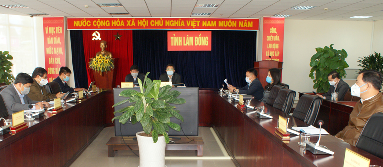 Ông Đặng trí Dũng - Phó Chủ tịch UBND tỉnh và ông Nguyễn Đức Thuận - Giám đốc Sở Y tế cùng chủ trì hội nghị tại điểm cầu Lâm Đồng