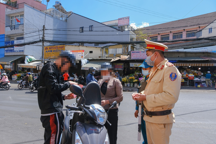 Lực lượng CSGT-TT Công an TP Đà Lạt kết hợp với UBND Phường 2 kiểm tra các trường hợp không đeo khẩu trang  tại đường Bùi Thị Xuân sáng nay