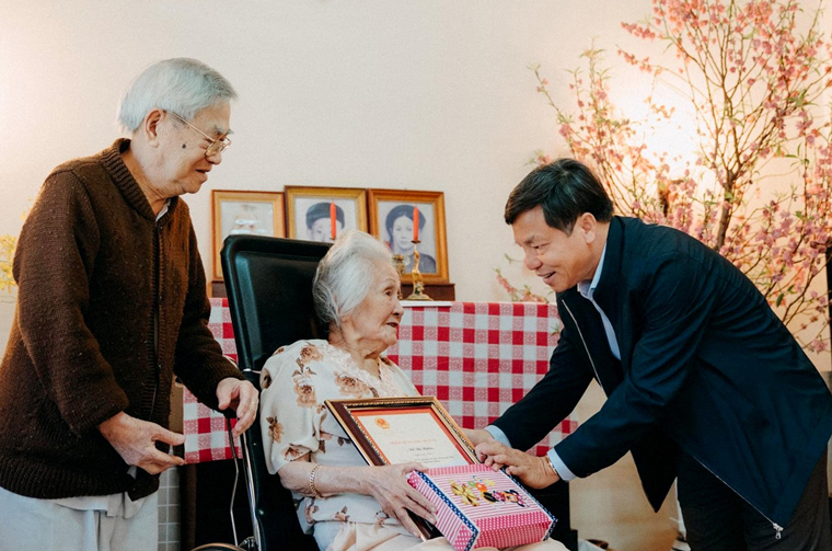 Bí thư Thành ủy Bảo Lộc chúc thọ và tặng quà các cụ 100 tuổi