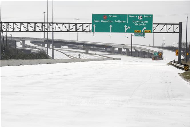 Một tuyến đường cao tốc bị đóng cửa do băng tuyết bao phủ dày đặc tại Houston, Texas, Mỹ, ngày 15/2/2021