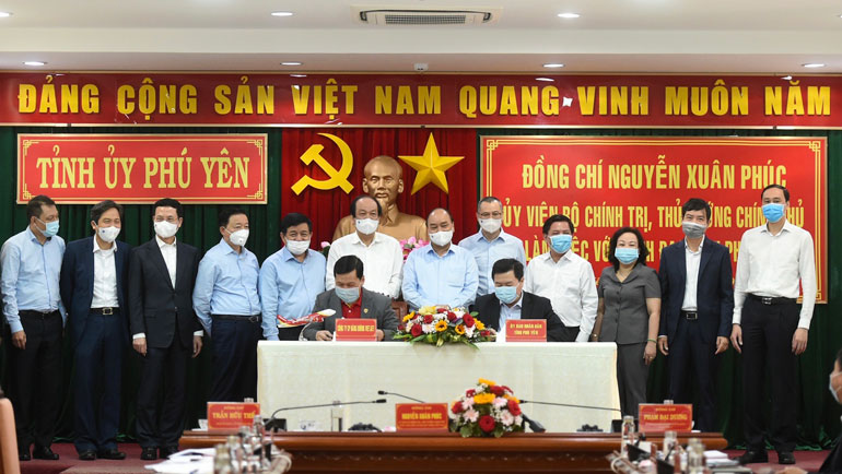 Giám đốc Điều hành Vietjet Đinh Việt Phương ký biên bản ghi nhớ cùng đại diện UBND tỉnh Phú Yên