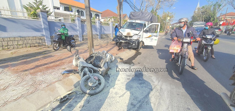 Đà Lạt: Xe máy bị xe tải tông bốc cháy trên phố