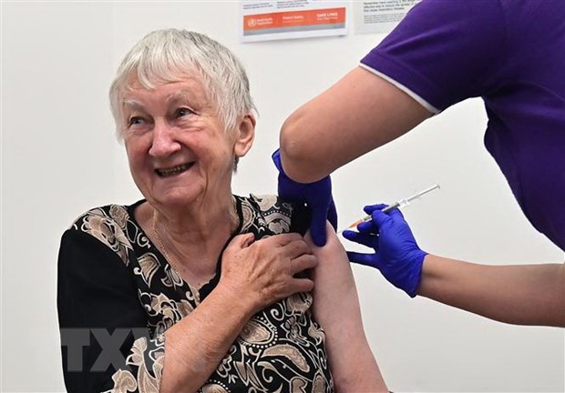 Nhân viên y tế tiêm vắcxin phòng COVID-19 cho người dân tại Sydney, Australia