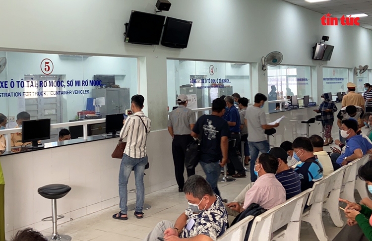 Người dân đến điểm cấp đổi biển số xe tại số 282 Nơ Trang Long, quận Bình Thạnh
