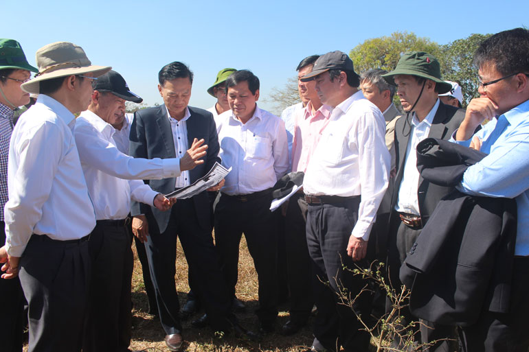 Đồng chí Trần Văn Hiệp và các đồng chí trong đoàn khảo sát Khu công nghiệp Phú Bình