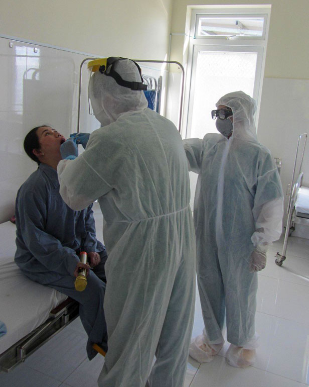 Phân cảnh diễn tập lấy mẫu xét nghiệm SARS-CoV-2 tại Trung tâm Y tế Đơn Dương