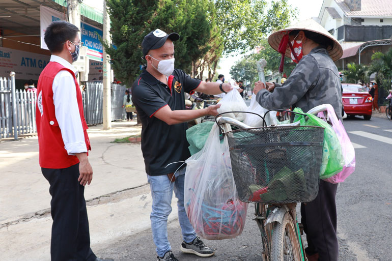 UB MTTQ Việt Nam huyện Đức Trọng luôn chú trọng, chăm lo đời sống cho người dân, đặc biệt là trong đợt đại dịch COVID -19 diễn biến phức tạp