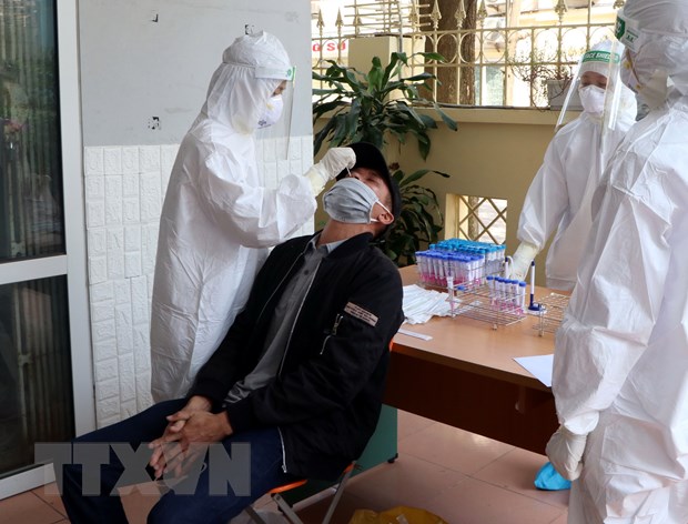 Nhân viên y tế lấy mẫu xét nghiệm SARS-CoV-2