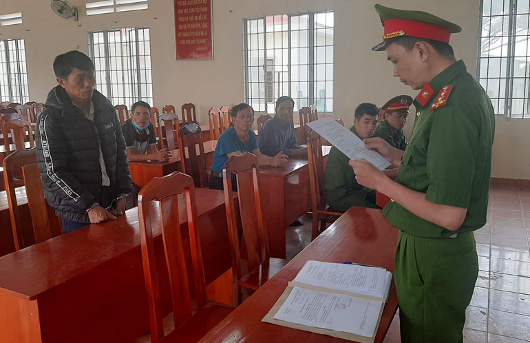 Công an huyện Di Linh đọc lệnh bắt tạm giam đối với Phạm Văn Thanh
