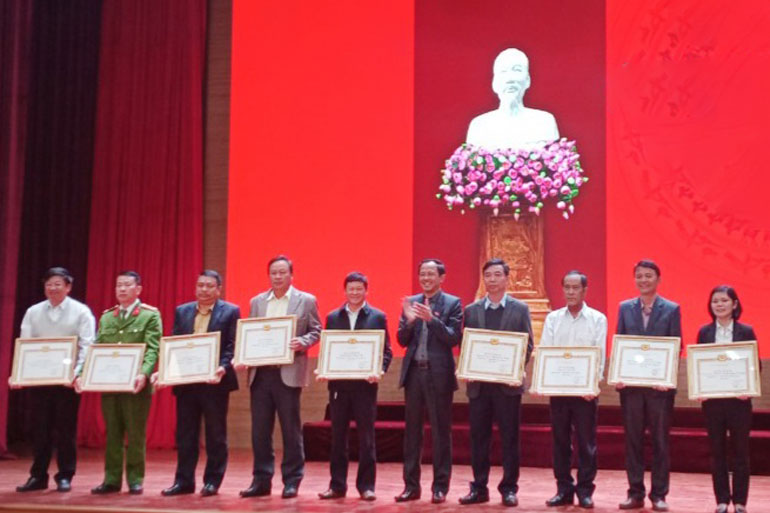 Chi bộ Trường THPT Đơn Dương là một trong những tổ chức cơ sở đảng được Huyện ủy Đơn Dương tặng giấy khen vì đã đạt tiêu chuẩn “Hoàn thành xuất sắc nhiệm vụ” năm 2020
