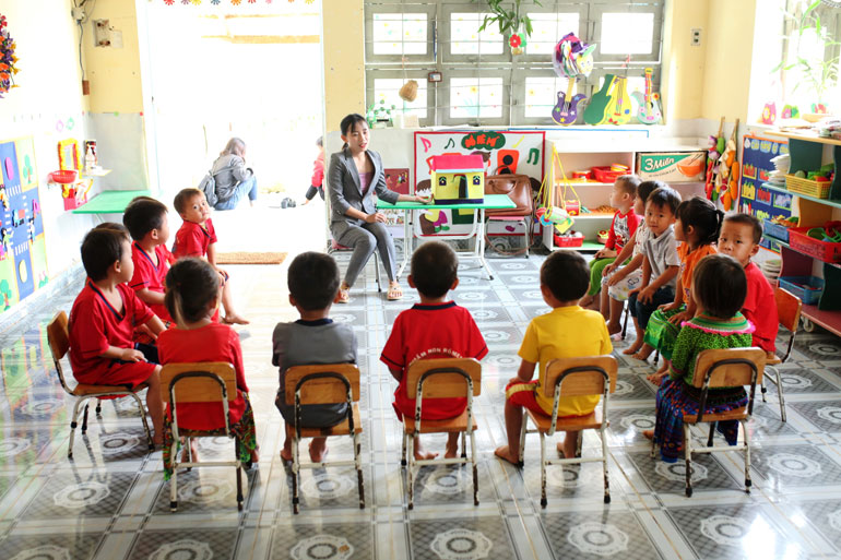 Tuy số lượng giáo viên/lớp vẫn đảm bảo, nhưng việc nhiều trường mầm non tại Đam Rông có sĩ số/lớp quá đông như hiện nay sẽ làm cho việc chăm sóc, nuôi dạy trẻ gặp rất nhiều khó khăn, vất vả cho đội ngũ giáo viên