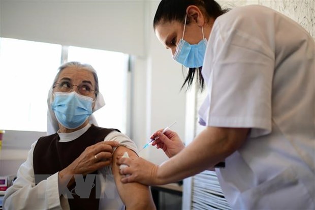 Nhân viên y tế tiêm vắcxin phòng COVID-19 cho người dân tại Tel Aviv, Israel